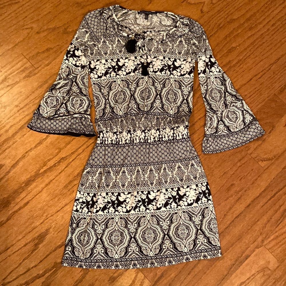 White House Black Market 0, black and white dress, cool sleeves, elastic waist